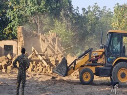 Bulldozer Demolished the House: हत्या के आरोपी के खिलाफ हुई "बुलडोजर कार्रवाई", अवैध मकान किया जमींदोज Bulldozer Demolished the House: हत्या के आरोपी के खिलाफ हुई "बुलडोजर कार्रवाई", अवैध मकान किया जमींदोज