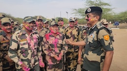 Holi Celebration At Border: जैसलमेर में BSF के जवानों ने खेली होली, सरहद पर बिखरे होली के रंग