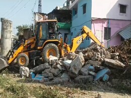 Rajasthan: उदयपुर नगर निगम की बड़ी कार्रवाई, आयड़ नदी पेटे में अतिक्रमण पर चला बुलडोजर Rajasthan: उदयपुर नगर निगम की बड़ी कार्रवाई, आयड़ नदी पेटे में अतिक्रमण पर चला बुलडोजर