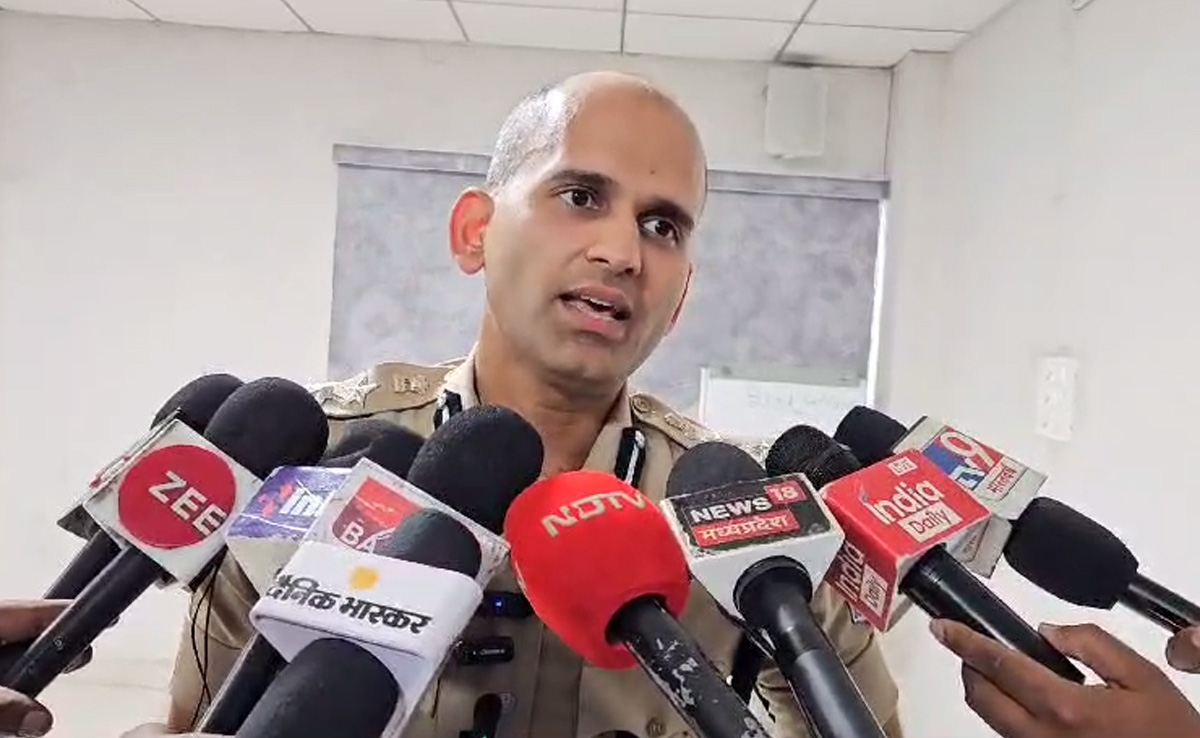 Ratlam: नमाज पढ़कर लौट रहे बाप-बेटे पर हंसिए से किया हमला, पुलिस ने आरोपी रिश्तेदारों को किया गिरफ्तार