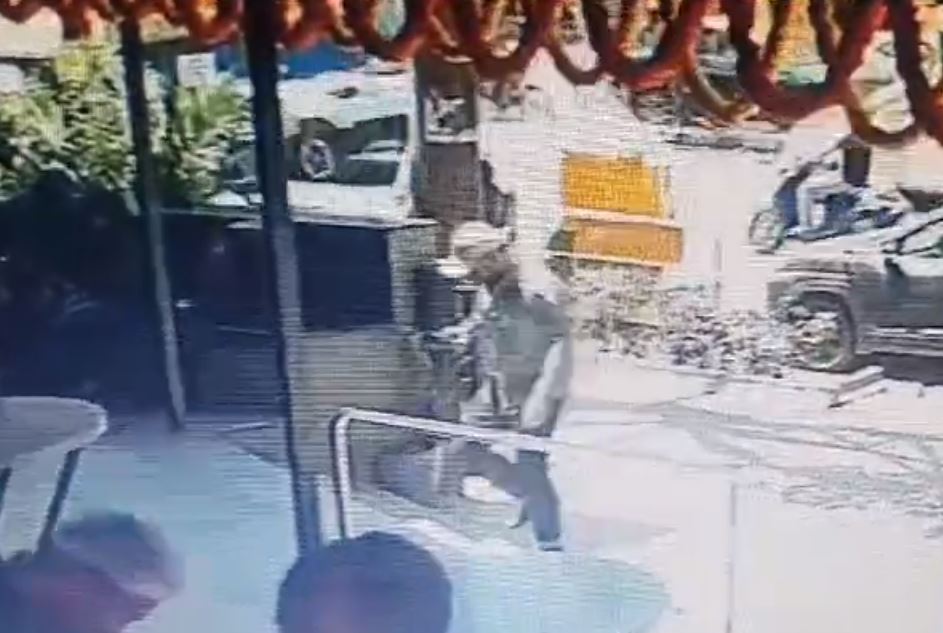 रामेश्वरम कैफे के अंदर गया, इडली खाई फिर छोड़ दिया IED वाला बैग; सामने आया ब्लास्ट के संदिग्ध का CCTV फुटेज रामेश्वरम कैफे के अंदर गया, इडली खाई फिर छोड़ दिया IED वाला बैग; सामने आया ब्लास्ट के संदिग्ध का CCTV फुटेज