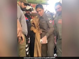 Pak Cop Who Saved Woman From Mob In Lahore Named For Police Medal Pak Cop Who Saved Woman From Mob In Lahore Named For Police Medal