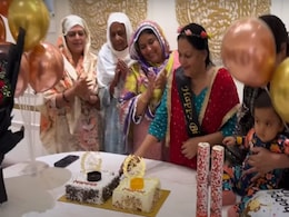 दीपिका कक्कड़ की मम्मी का शोएब इब्राहिम ने मनाया बर्थडे, वीडियो देख फैंस बोले- क्या दामाद... दीपिका कक्कड़ की मम्मी का शोएब इब्राहिम ने मनाया बर्थडे, वीडियो देख फैंस बोले- क्या दामाद...