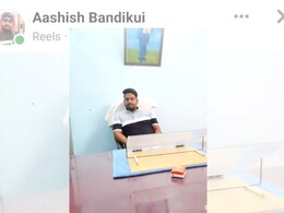 चेयरपर्सन की कुर्सी पर बैठा युवक हुआ वायरल, नगर पालिका बांदीकुई प्रशासन की हुई किरकिरी चेयरपर्सन की कुर्सी पर बैठा युवक हुआ वायरल, नगर पालिका बांदीकुई प्रशासन की हुई किरकिरी