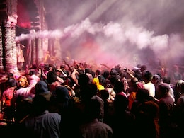 Holi 2024 : मथुरा और नंदगांव में खेली गई लट्ठमार होली, विदेशी मेहमान भी हुए शामिल Holi 2024 : मथुरा और नंदगांव में खेली गई लट्ठमार होली, विदेशी मेहमान भी हुए शामिल