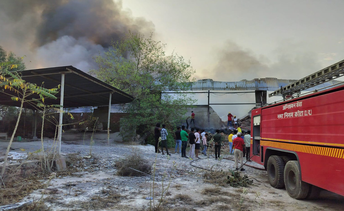 Kota Fire: कोटा के इंडस्ट्रियल एरिया में लगी भीषण आग, फायर ब्रिगेड की 12 गाड़ियों ने करीब सवा लाख लीटर पानी से बुझाई