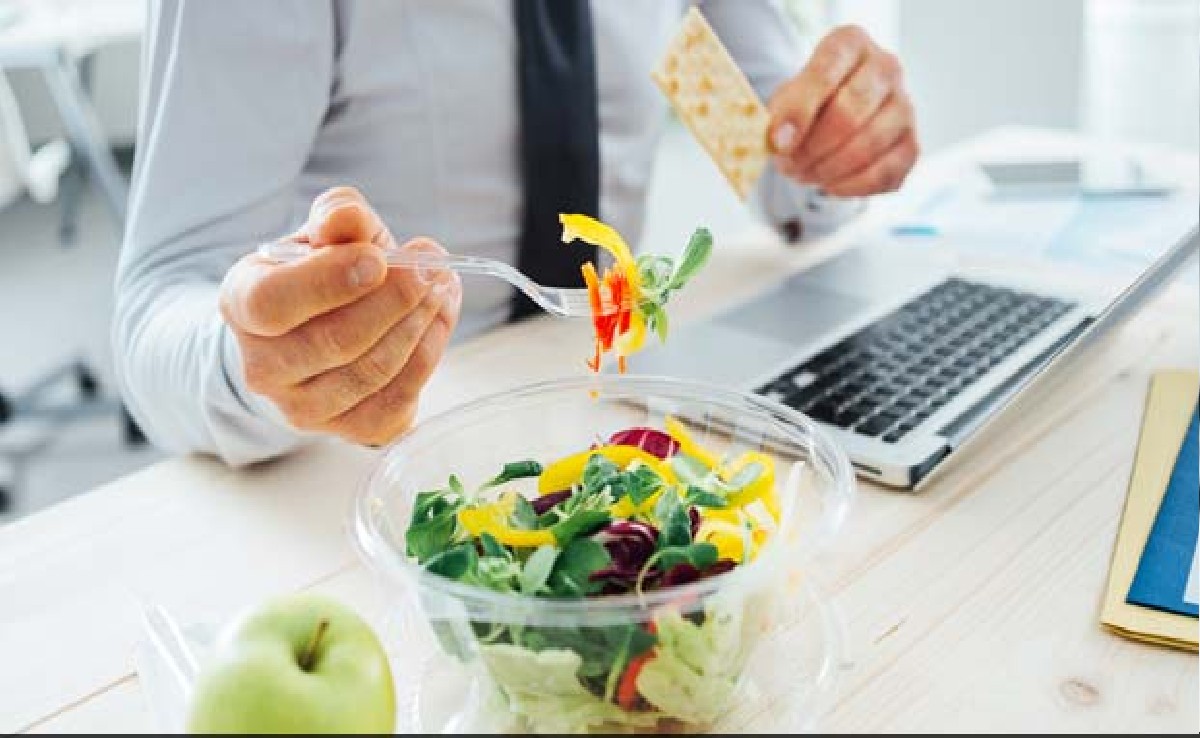 ऑफिसमधील 'या' सवयी वाढवतायत तुमचं वजन!  तातडीनं करा बंद