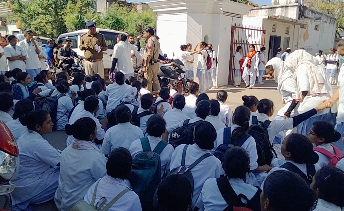 MP Nursing Scam: लाखों की फीस चुकाने के बाद भी करियर हुआ चौपट, तो सड़क पर आ गई लड़कियां