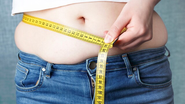 Drinking enough water aids in digestion, helps flush out toxins, and reduces bloating