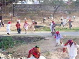 Holi in Rajasthan: होली पर वागड़ की अनूठी परंपरा, जहां पत्थरों से खेली जाती है Holi Holi in Rajasthan: होली पर वागड़ की अनूठी परंपरा, जहां पत्थरों से खेली जाती है Holi