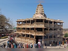 बिना ईंट और सीमेंट के एक रात में तैयार हुआ महादेव का यह मंदिर, विदेश से भी पहुंचते हैं श्रद्धालु बिना ईंट और सीमेंट के एक रात में तैयार हुआ महादेव का यह मंदिर, विदेश से भी पहुंचते हैं श्रद्धालु