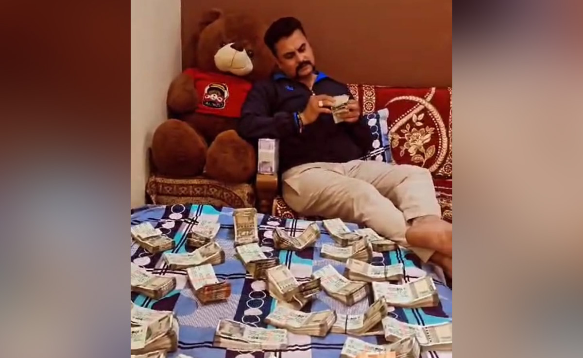 Ujjain: मैं बारिश कर दूं पैसे की... नोटों की गड्डी फैलाकर होमगार्ड के जवान ने बनाई वीडियो, वायरल होते ही ये हुआ 