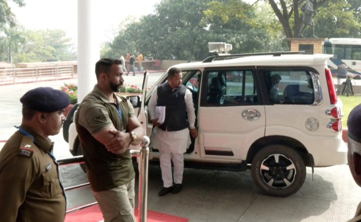 ये VIP कल्चर है: लाल बत्ती हटी तो हूटर ने ली जगह ! पूछने पर माननीय देते हैं ऐसे जवाब