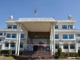 Rajasthan SOG का बड़ा ऑपेरशन, फर्जी डिग्रियां बांटने के मामले में मेवाड़ यूनिवर्सिटी में दी दबिश Rajasthan SOG का बड़ा ऑपेरशन, फर्जी डिग्रियां बांटने के मामले में मेवाड़ यूनिवर्सिटी में दी दबिश