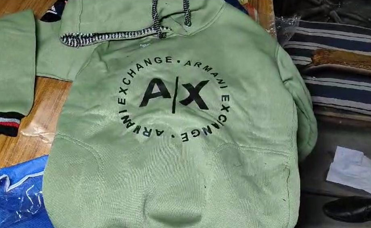 फर्जीवाड़ा: अगर आप ब्रांडेड कपड़े पहनने के हैं शौकीन तो हो जाएं सावधान, यहां डुप्लीकेट ब्रांडों की हो रही है सप्लाई