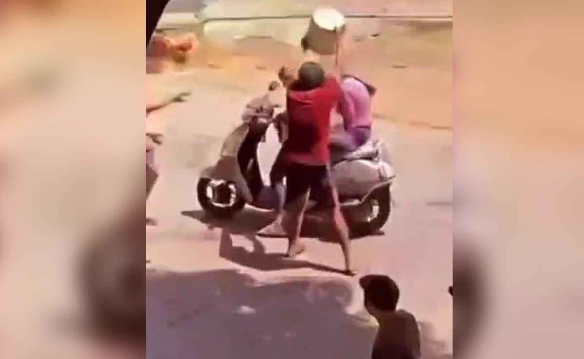 Indore में राह चलती लड़कियों को मनचलों ने किया परेशान, Holi को शर्मसार करने वाला Video Viral, देखें