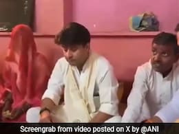 लोकसभा चुनाव से पहले सिंधिया ने गुना जिले में आदिवासी परिवार के साथ दोपहर का भोजन किया लोकसभा चुनाव से पहले सिंधिया ने गुना जिले में आदिवासी परिवार के साथ दोपहर का भोजन किया