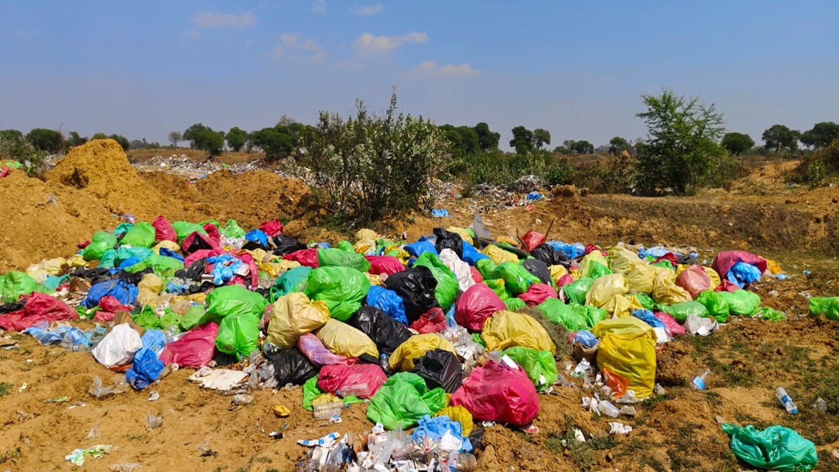 सावधान! कहीं आप जहर तो नहीं पी रहे हैं? क्योंकि इस नदी के किनारे फेंका जा रहा है बायो मेडिकल कचरा