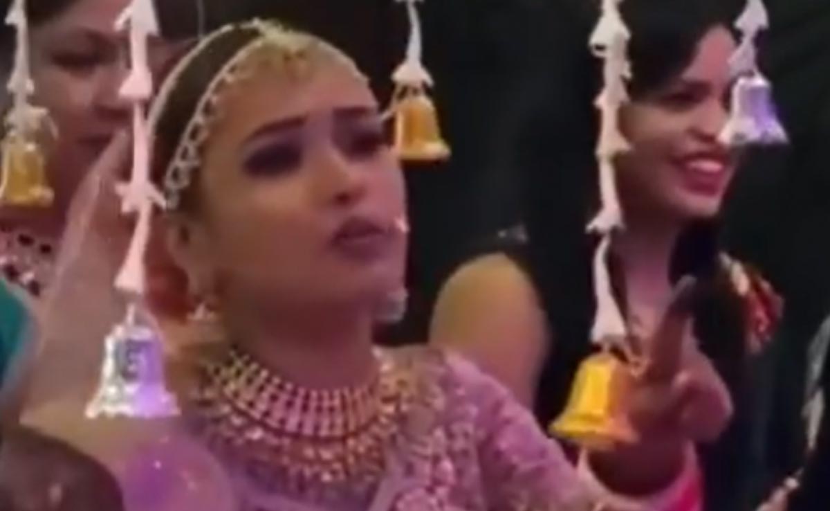 एंट्री पर गलत गाना बजते ही बीच शादी बौखलाई दुल्हन, लोग बोले- ये तो पापा की परी है...देखें VIDEO 