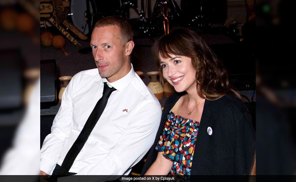 <i>Fifty Shades Of Grey</i> Star Dakota Johnson, Coldplay's Chris Martin Engaged After Dating For 6 Years: Report