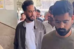 Elvish Yadav की गिरफ्तारी के बाद सामने आए कई नए खुलासे, तो ये था पार्टी का कला सच Elvish Yadav की गिरफ्तारी के बाद सामने आए कई नए खुलासे, तो ये था पार्टी का कला सच