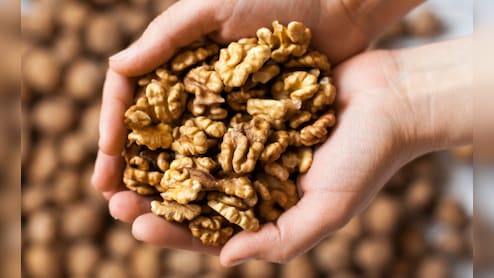 99% लोग नहीं जानते अखरोट खाने का सही तरीका, डॉक्टर ने बताया एक दिन में कितने अखरोट खा सकते हैं