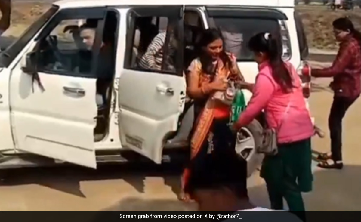 महिंद्रा स्कॉर्पियो से एक-एक करके उतरे 18 लोग, वायरल Video देख लोगों के उड़े होश, बोले- पूरा गांव ही बैठा लिया क्या...