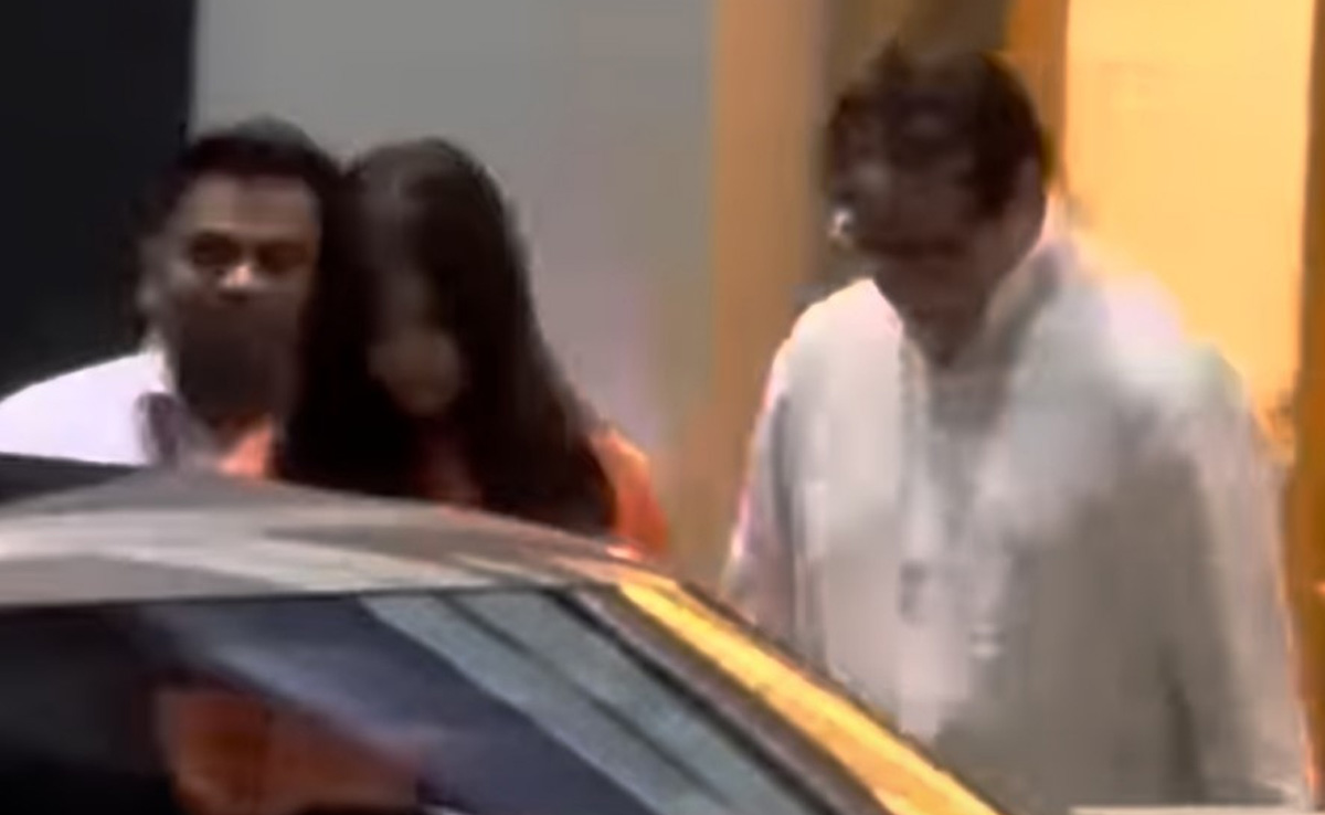 Anant-Radhika Wedding: जामनगर से लौटते वक्त बिग B पोती आराध्या का इस अंदाज में ख्याल रखते आए नजर Anant-Radhika Wedding: जामनगर से लौटते वक्त बिग B पोती आराध्या का इस अंदाज में ख्याल रखते आए नजर