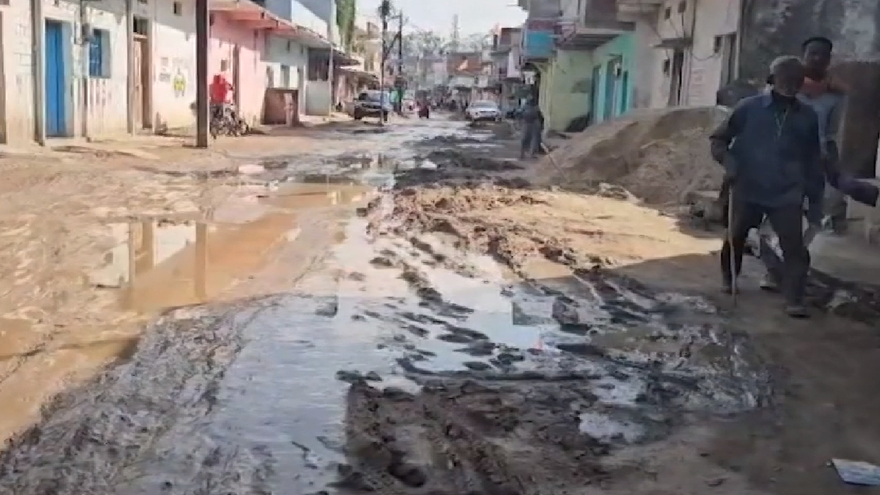 शहडोल में सड़क का हाल-बेहाल, कीचड़ के कारण लोगों का चलना हुआ मुश्किल