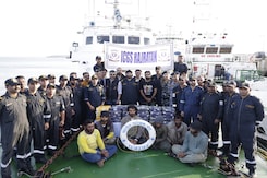 Pak Boat With 6 Men Intercepted Off Gujarat Coast, Drugs Worth Rs 480 Crore Seized Pak Boat With 6 Men Intercepted Off Gujarat Coast, Drugs Worth Rs 480 Crore Seized