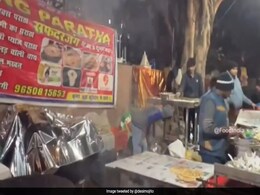 परांठे को बहुत दूर से हवा में उछालकर तवे पर फेंक रहा था दुकानदार, वायरल Video देख चकरा जाएगा सिर परांठे को बहुत दूर से हवा में उछालकर तवे पर फेंक रहा था दुकानदार, वायरल Video देख चकरा जाएगा सिर
