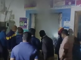 चोरी करने घुसा चोर, असफल होने पर बैंक को किया आग के हवाले, CCTV में कैद हुई घटना