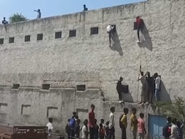 VIRAL VIDEO: बांस के सहारे स्कूल बिल्डिंग पर चढ़े, दीवारों से लटककर पहुंचाई पर्चियां, हरियाणा बोर्ड एग्जाम में ऐसे हो रही नकल VIRAL VIDEO: बांस के सहारे स्कूल बिल्डिंग पर चढ़े, दीवारों से लटककर पहुंचाई पर्चियां, हरियाणा बोर्ड एग्जाम में ऐसे हो रही नकल