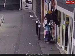 दुकान की शटर में फंस गया महिला का कोट, फिर जो हुआ उसे देख दंग रह जाएंगे आप, हवा में उल्टी लटकती आईं नजर दुकान की शटर में फंस गया महिला का कोट, फिर जो हुआ उसे देख दंग रह जाएंगे आप, हवा में उल्टी लटकती आईं नजर