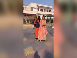 पंजाबी गाने पर Reel बना रही थीं एक्ट्रेस तभी घूंघट में आ गई बुजुर्ग आंटी, किया ऐसा डांस कि लोग भी रह गए हैरान पंजाबी गाने पर Reel बना रही थीं एक्ट्रेस तभी घूंघट में आ गई बुजुर्ग आंटी, किया ऐसा डांस कि लोग भी रह गए हैरान