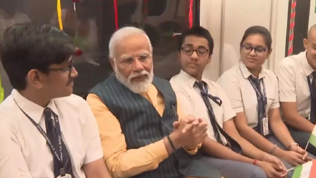 देश की पहली अंडरवाटर मेट्रो में पीएम ने बच्चों के साथ की सफर