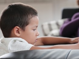 बच्चे के मोबाइल फोन देखने की लत से हैं परेशान? डेढ़ मिनट का ये VIDEO बदल देगा उसका नजरिया