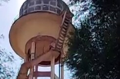 दौसा में गलत खून चढ़ाने से मौत, परिवार वाले एसडीएम की पानी की टंकी पर चढ़े दौसा में गलत खून चढ़ाने से मौत, परिवार वाले एसडीएम की पानी की टंकी पर चढ़े