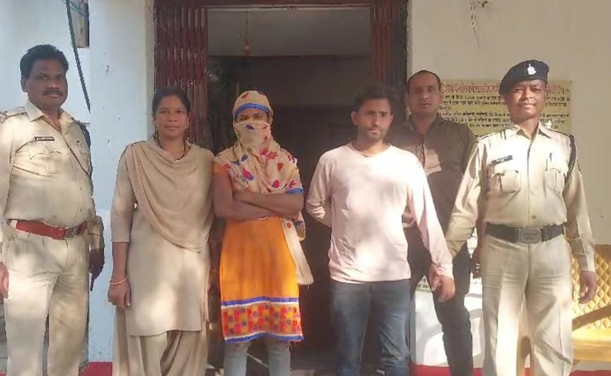 Jashpur News: प्रेमिका की जिद के आगे झुककर प्रेमी ने किया ये काम, अब दोनों पहुंचे सलाखों के पीछे