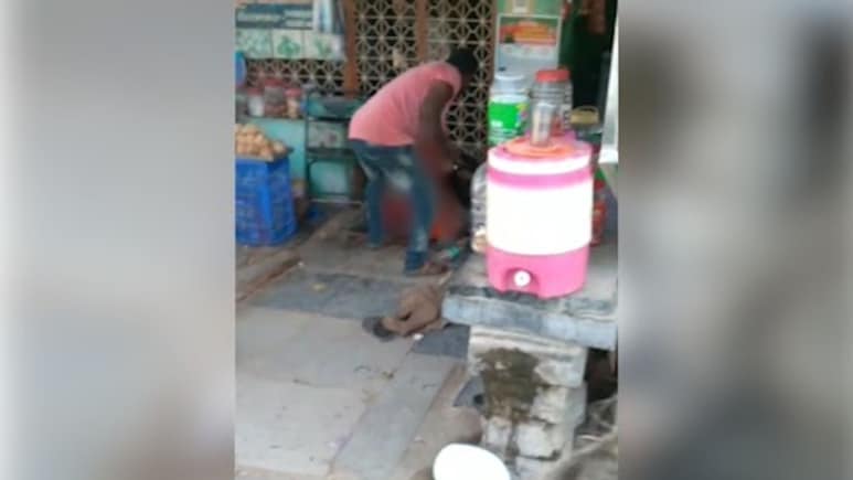 Andhra Man Murders Wife With Sickle, Crowd Looks On, Films Brutal Attack Andhra Man Murders Wife With Sickle, Crowd Looks On, Films Brutal Attack