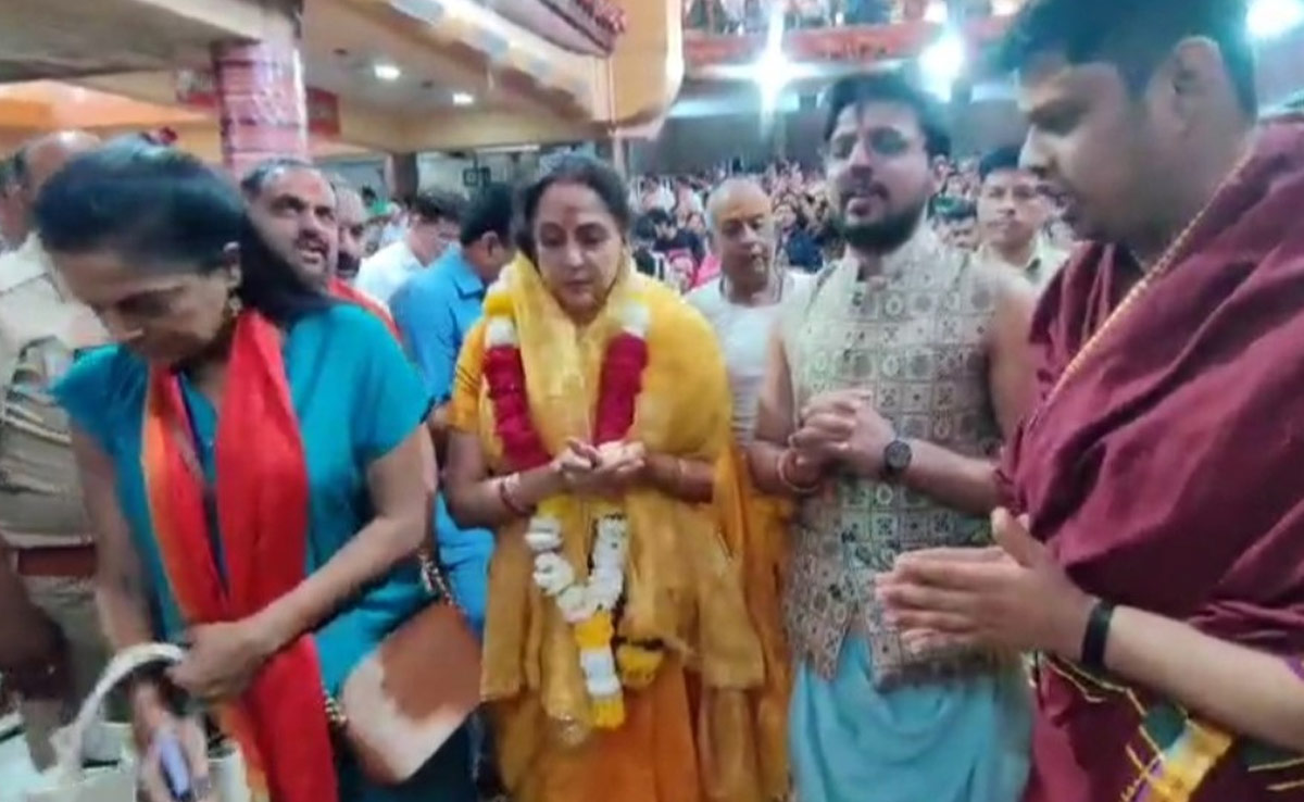 Hema Malini In Ujjain: महाकाल के दर पर पहुंची हेमा मालिनी, पूजा-अर्चना कर मांगी खास मन्नत