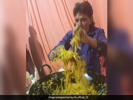 मैं अपनी भैंस को ऐसे ही खिलाता हूं... नूडल्स बनाते हुए शख्स ने नंगे हाथों से किया कुछ ऐसा, देखकर घूमा लोगों का दिमाग मैं अपनी भैंस को ऐसे ही खिलाता हूं... नूडल्स बनाते हुए शख्स ने नंगे हाथों से किया कुछ ऐसा, देखकर घूमा लोगों का दिमाग