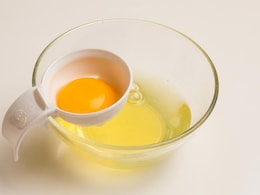 बिना डाई और मेहंदी के सफेद बालों को काला करने के लिए अंडे में मिलाकर लगाएं ये 2 चीजें बिना डाई और मेहंदी के सफेद बालों को काला करने के लिए अंडे में मिलाकर लगाएं ये 2 चीजें