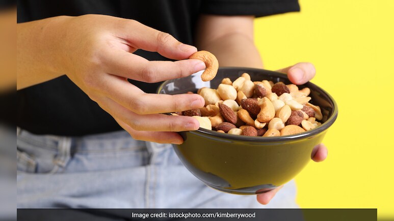 एम्स के गैस्ट्रोएंटेरोलॉजिस्ट ने बताया कौन से स्नैक्स हैं पेट के लिए सबसे बेस्ट, नोट कर लें इनके नाम
