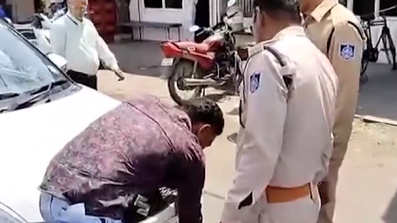 देवास में पु्लिस ने नेमप्लेट मिटाकर ऐसे उड़ाई आचार संहिता की धज्जियां