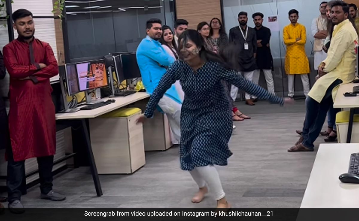 ऑफिस में सबके बीच महिला ने 'खलासी' गाने पर किया दमदार डांस, लेकिन तारीफ के बजाय दर्शकों ने जो किया, सब बर्बाद