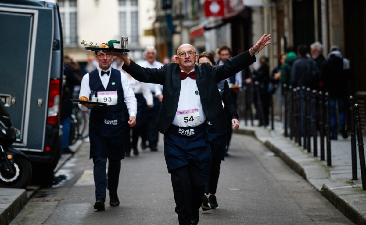 The participants had to ensure that the trays remained intact.