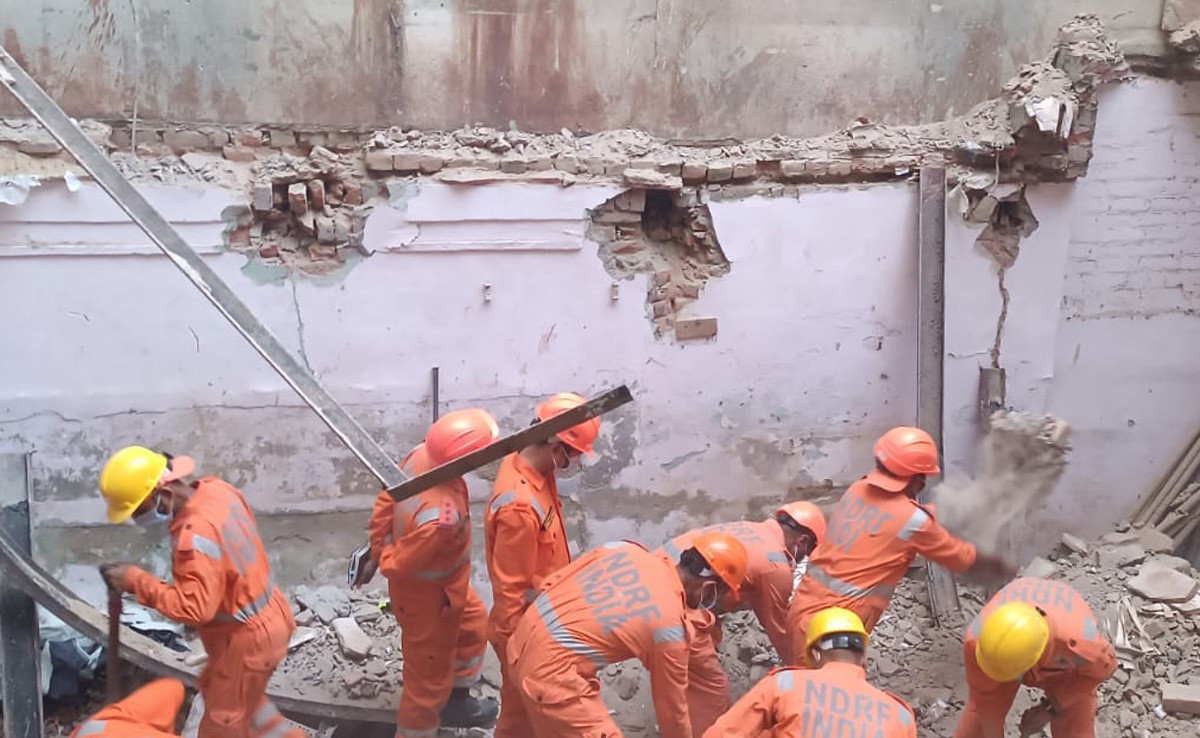 दिल्ली के कबीर नगर में आधी रात को 2 मंजिला इमारत ढही, 2 की मौत; 1 की हालत गंभीर दिल्ली के कबीर नगर में आधी रात को 2 मंजिला इमारत ढही, 2 की मौत; 1 की हालत गंभीर