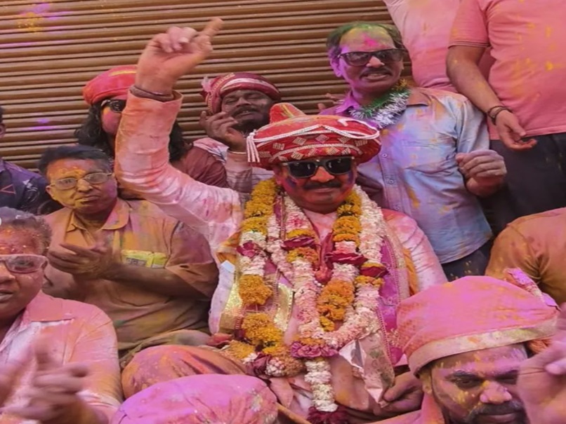 सीहोर में होली के दूसरे दिन खेली गई महादेव की होली, कथा वाचक पंडित प्रदीप मिश्रा ने बदली ये नवाबी परंपरा