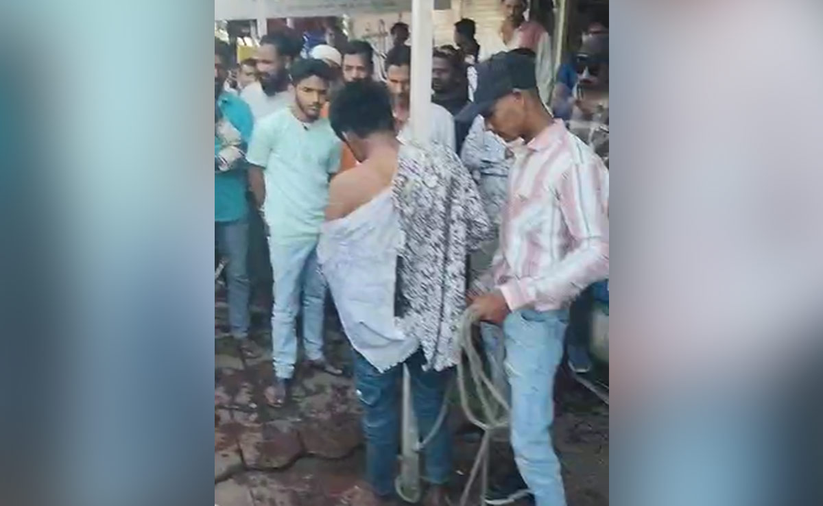 Ujjain News: चोरी के शक में युवक को चौराहे पर खंभे से बांधकर पीटा, वीडियो वायरल होने पर एक्शन में आई पुलिस